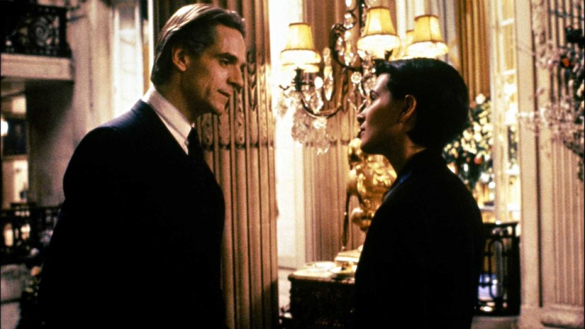 "Yaralı insanlar təhlükəlikdir, çünki onlar həyatda qala biləcəklərindən əmindirlər."
🎬Damage (1992)