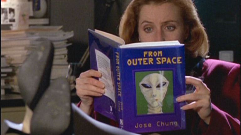 Happy Birthday to avid reader, actress extraordinaire and alien investigator Gillian Anderson! 