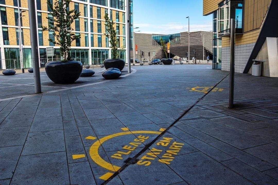 DundeeCulture's tweet photo. It's another cracking day out in #SunnyDundee today! Remember if you're out and about:

😷 Wear a face mask in places such as shops

👨‍🦰<------>👩‍🦰 Remember to social distance - stay 2m apart from others

🤲 Wash your hands when returning home to prevent the spread of COVID-19 https://t.co/qtyC9FTkda