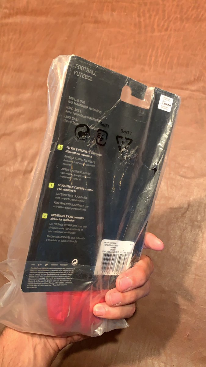 WowWonka1's tweet photo. @StockX can these be sold with the crack in the packaging ? https://t.co/9rK1f84Y3u