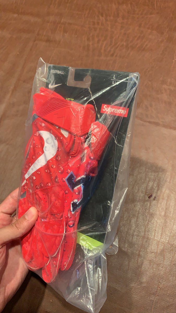 WowWonka1's tweet photo. @StockX can these be sold with the crack in the packaging ? https://t.co/9rK1f84Y3u