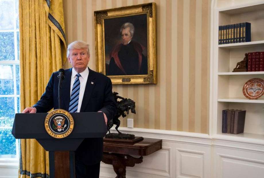 waktu trump ditanya siapa presiden favoritnya, dia menyebut nama andrew jackson. gambarnya pun dipajang di oval office, ruang kerja presiden. padahal trump dan jackson dari dua partai yang berkebalikan.inilah salah satu contoh menariknya sejarah amerika serikat.