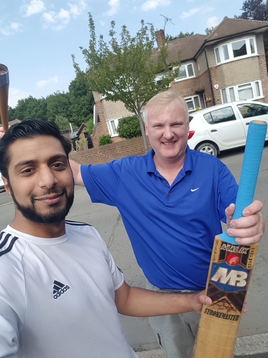 Sam_RedCat's tweet photo. @RosaneriCricket nice catching up with the stat man @MikeFreeman999 earlier having seen him put away 6 packs of wotsits in the time it took to put a new grip on π€£ Thank you. #nothingfromthesea #pinkarmy #derby #enfieldcc https://t.co/v2teTUHIzF