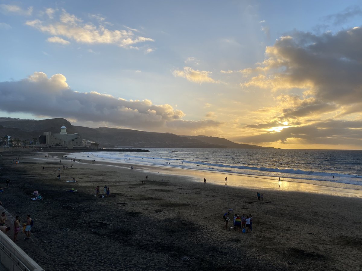 Un atardecer en #LaplayadelasCanteras siempre reconforta #LasPalmasdeGranCanaria #GranCanaria #Canarias #Naturaleza #Océano #Arena