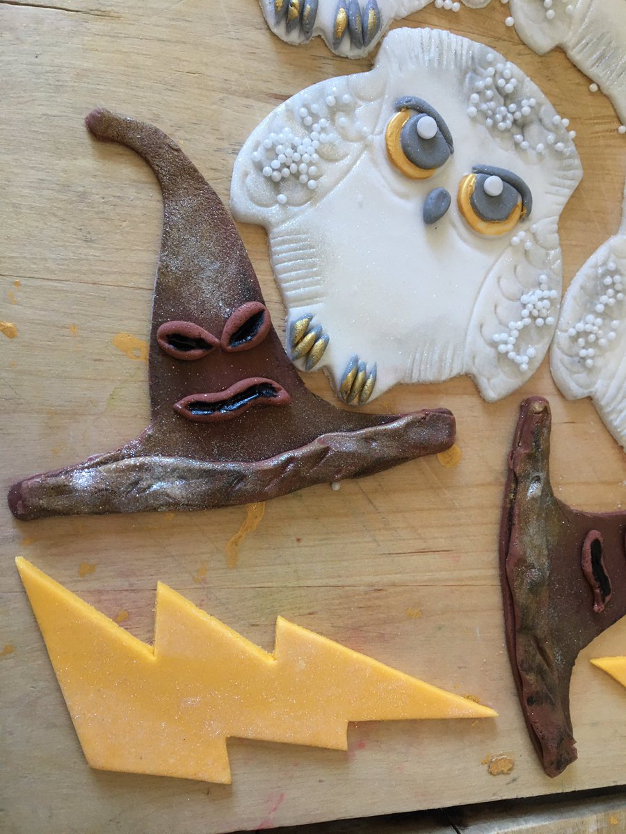sharonmacks's tweet photo. For Izzi’s 5th birthday 🍰🎉 #HarryPotter #cookies #treats #handmade #cakeart #cakedecorating #biscuits #hedwig #sortinghat #Gryffindor #schooltie #lightningscar #owl #partyfavours #birthday #birthdaygirl #alledible #sugarcraft https://t.co/yvq8qIKi4x