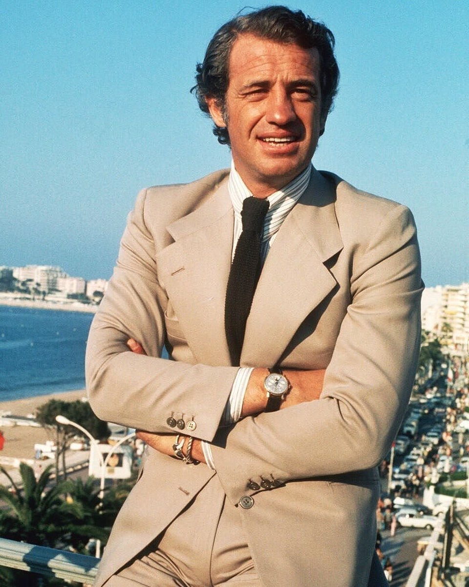 La mode du revers étroit déclina à partir des années 70, époque à laquelle le revers extra large devint à la mode. Néanmoins, certains hommes continuèrent à le porter occasionnellement, tel le Prince Charles sur cette photo datant de 1975.