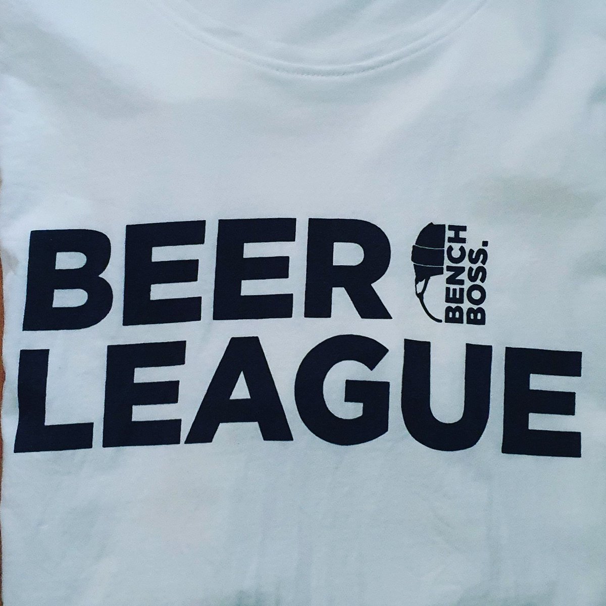 🍻 Een officiële hittegolf. Drink dus genoeg! 😎 BEER LEAGUE is 1 van de vele <a href="/BenchBossCasual/">Bench Boss.</a> prints die eraan komt. Hij is er straks in 4 opties:

Zwart op wit
Wit op zwart
Wit op grijs
Zwart op grijs

Tag die Beer Leaguer of het Beer League team die in dit shirt moet lopen! 😏