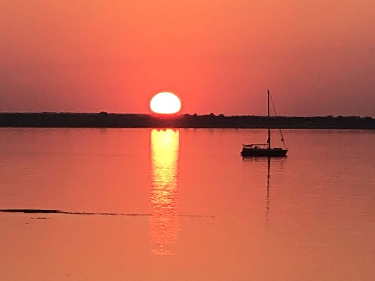 FFlyouts's tweet photo. Had an amazing evening watching the sunset at the end of the island. There was even a boat positioned perfectly! 🌅👍😯 @fflyouts #familyflyouts #grumman #pilotsoftwitter #flyingwithfamily #generalaviation https://t.co/qBHwyFFGez