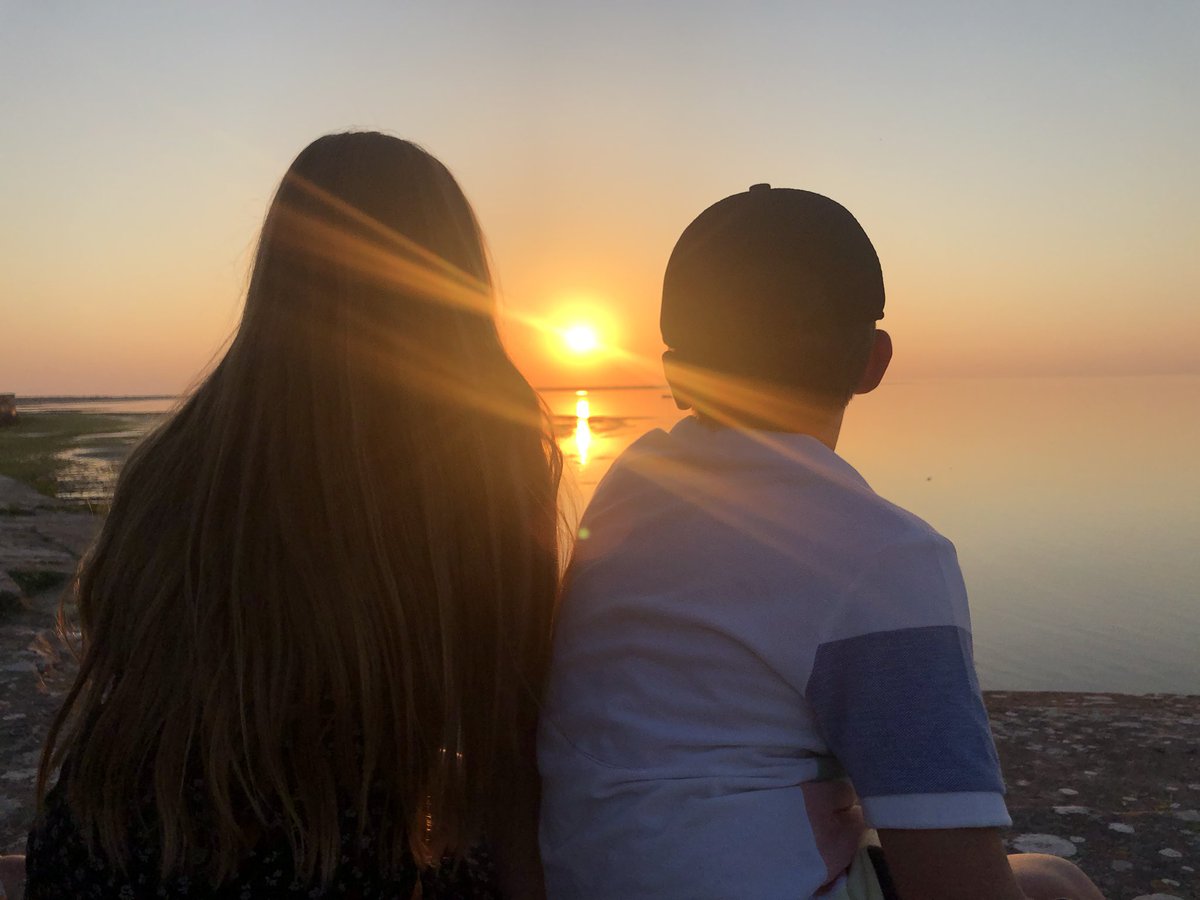 FFlyouts's tweet photo. Had an amazing evening watching the sunset at the end of the island. There was even a boat positioned perfectly! 🌅👍😯 @fflyouts #familyflyouts #grumman #pilotsoftwitter #flyingwithfamily #generalaviation https://t.co/qBHwyFFGez