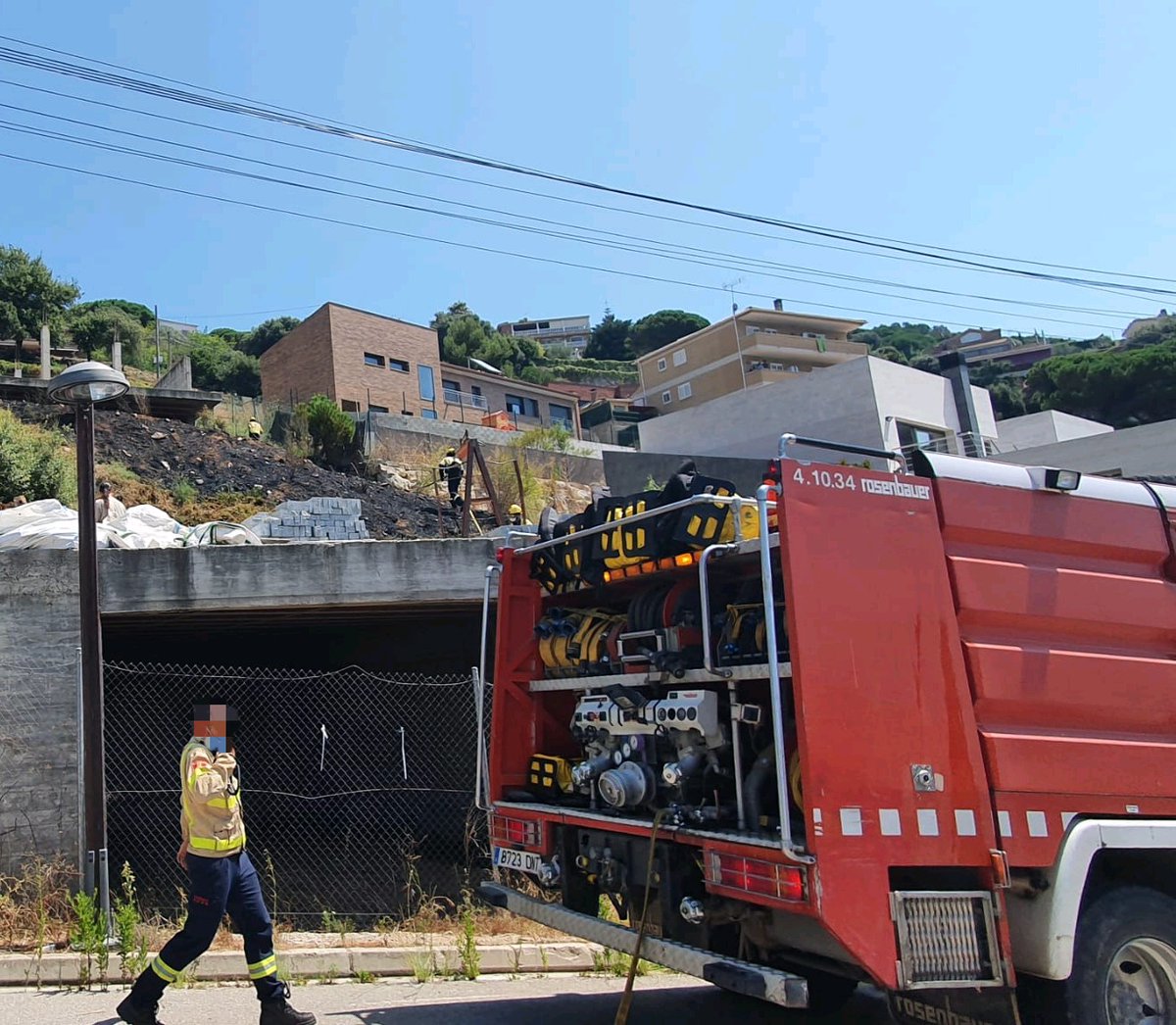 pcivilsantfost's tweet photo. Conat d'incendi forestal al carrer Santa Fe de l'Urb. Mas Corts #santfost. Al lloc equips d'emergències 🔥 Foc extingit. #ProteccióCivil @AJsantfost https://t.co/Ku633l190o
