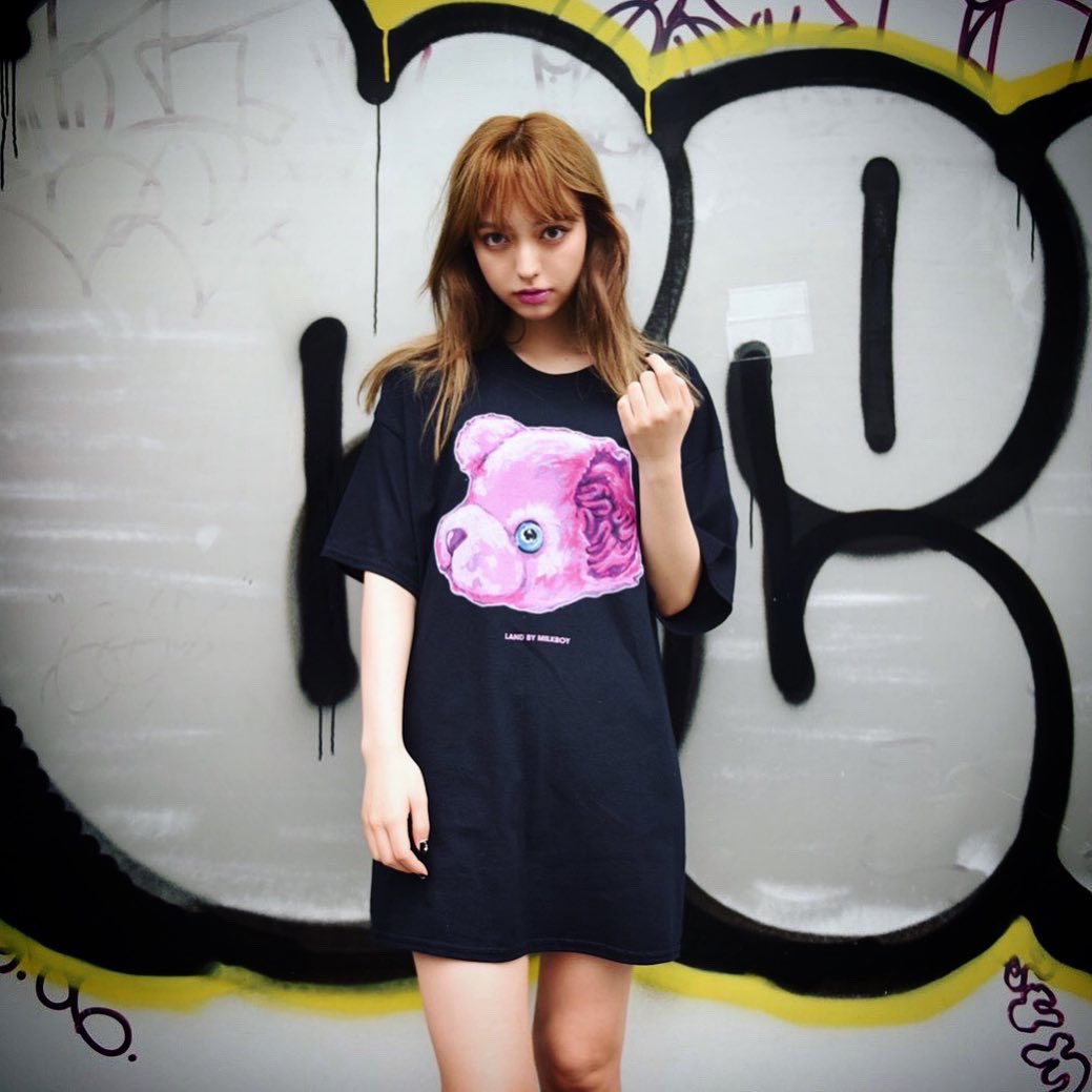 LAND_BY_MILKBOY's tweet image. ROSE JAM TEE  from 2020 new collection🐻🥀🧠

新作のROSE JAM TEEは全国のLAND by MILKBOYとONLINEストアにて好評発売中‼️🐻🥀🧠

#landbymilkboy #milkboy
#rosejam #tee #archive
#ランドバイミルクボーイ
#多屋来夢