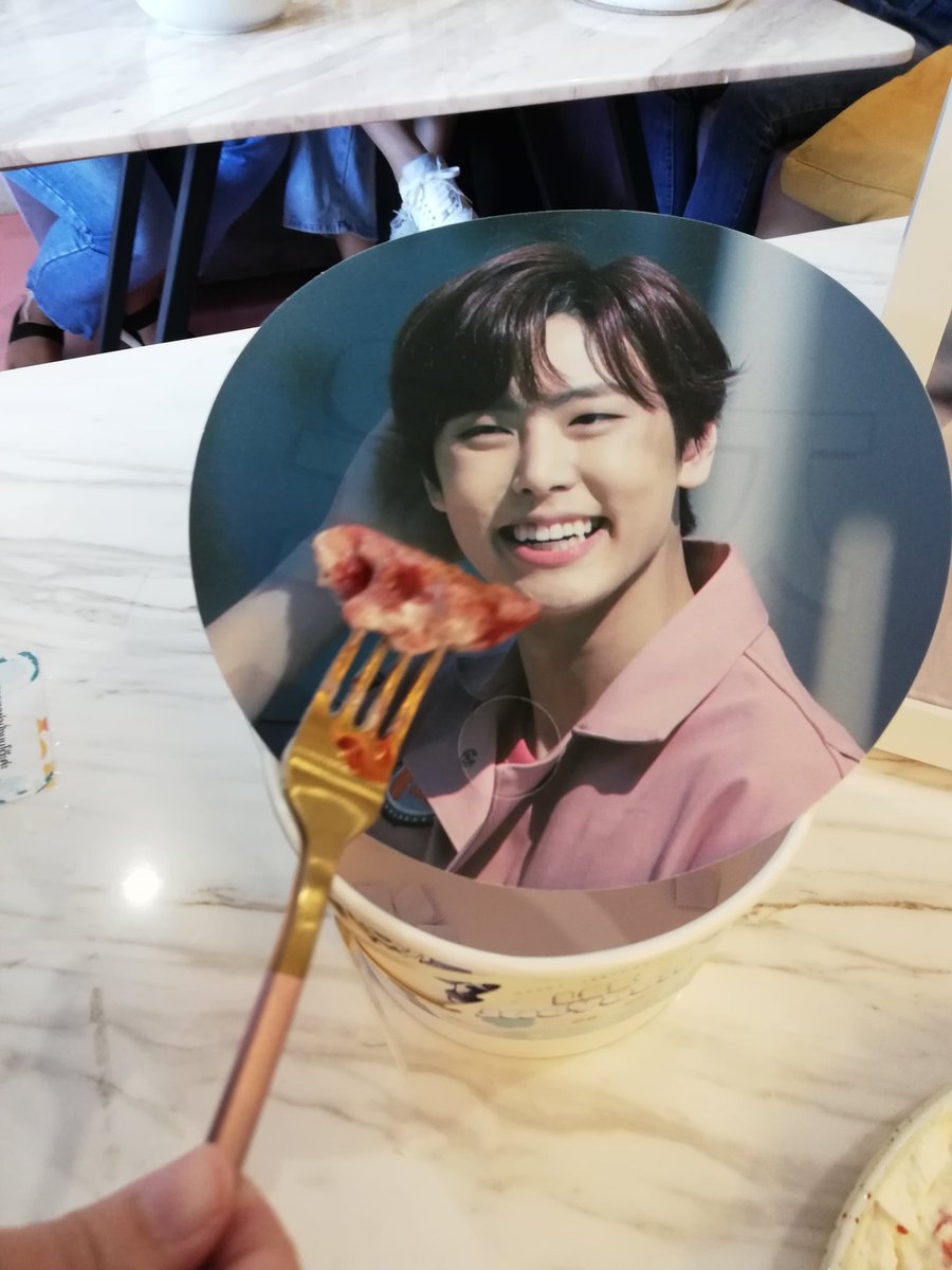 imuniverse812's tweet photo. แฮปอีกทีรอบที่ร้อย
#재윤이는잘축하받을수있어요
สตอเบอรี่อร่อยนะเตง
#HAPPYJAEYOONDAY
มาเฟ่พี่แจงได้นะฮับ
#0809imhereforyoon
จัดถึงวันที่11นี้นะ
@SF9official https://t.co/JWDCPcZM1t