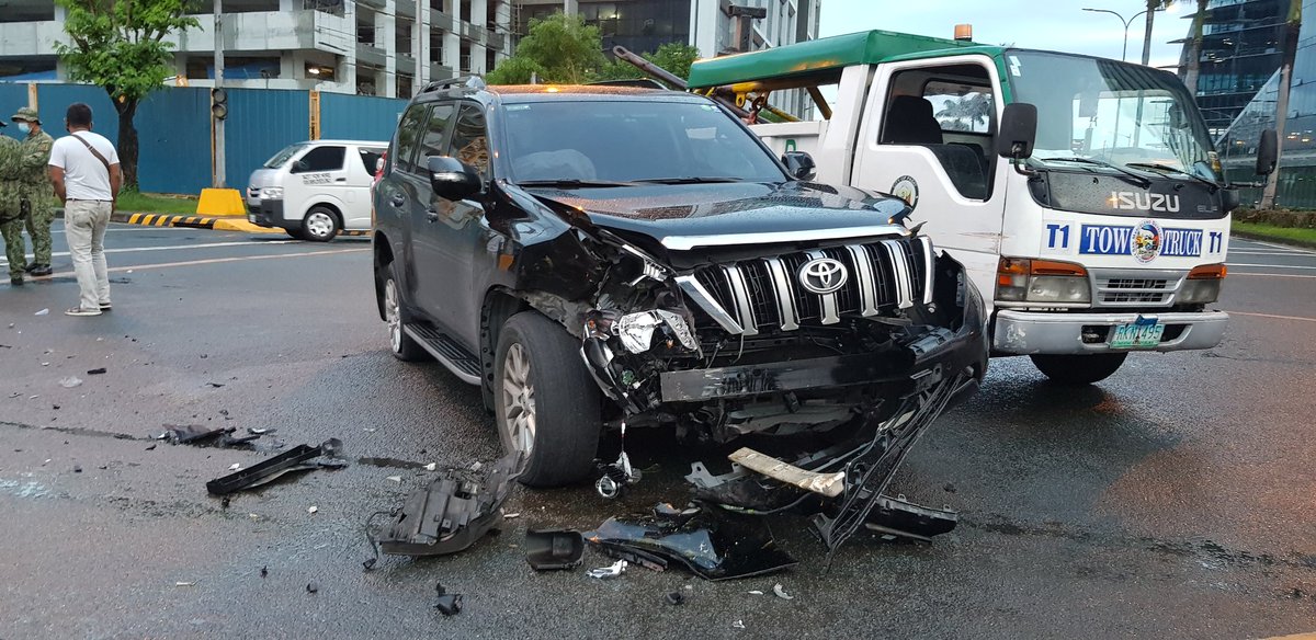 Babaeng pasahero ng isang airport taxi nasaktan matapos silang magbanggaan ng isang SUV sa Pasay City @dzbb