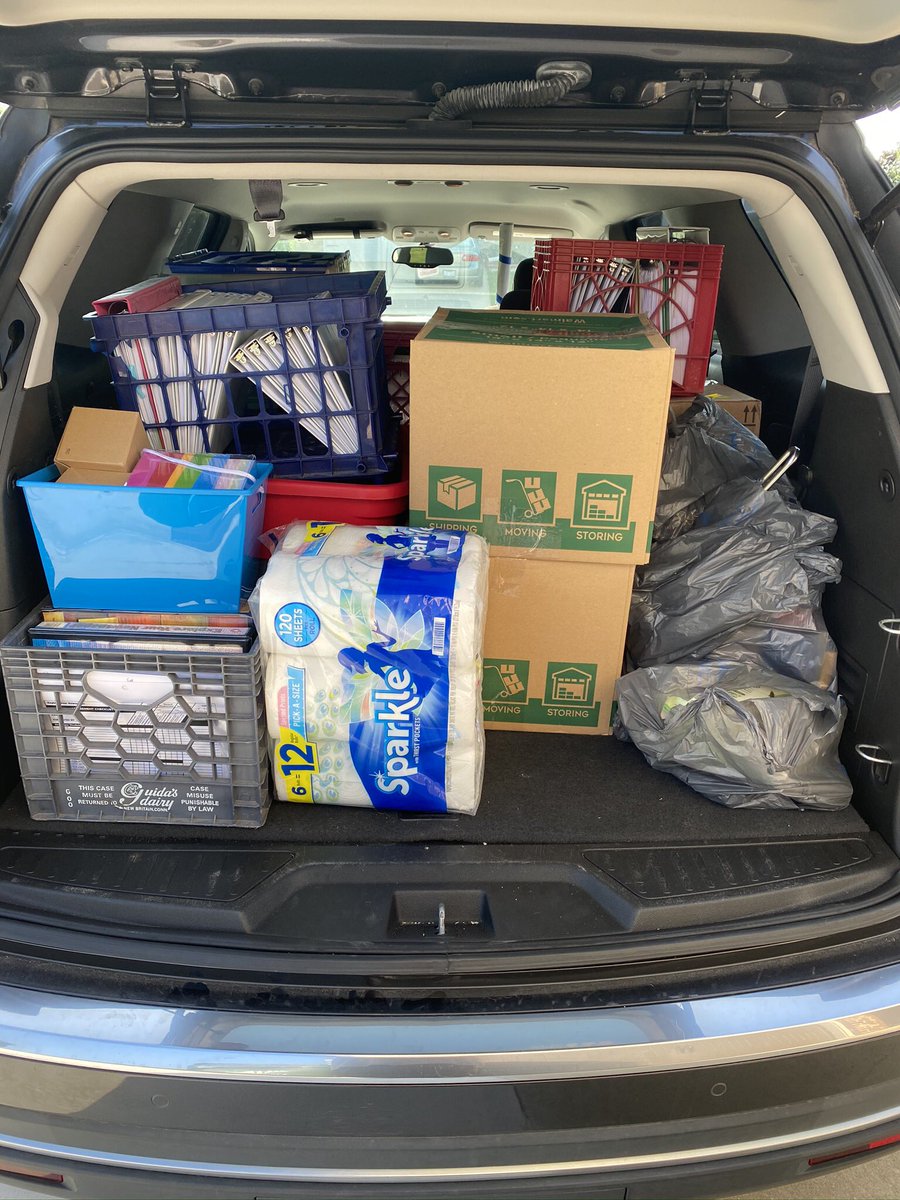 TracyTrey326's tweet photo. Began the move-in process at my new school yesterday. @SouthLakesEl1 Was able to briefly meet some new colleagues.  ❤️.  Lots of work to do... Thankful for my family - they were a big help. https://t.co/RxPm607fSl