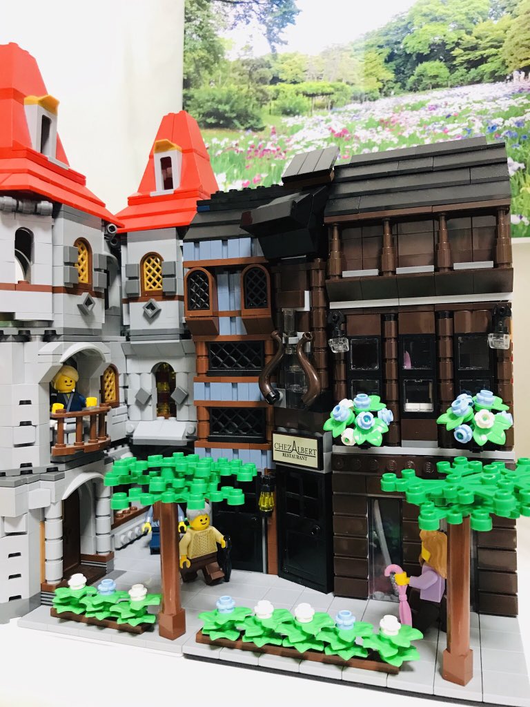 Vanilla 新作完成 モジュール作品 16 雨上がりの街 今作はキングダムセットのモジュラー化 ダークブラウンの建物ということで 落ち着いた雰囲気になりました ヨーロッパの街並みを模してつくりましたが 内装 はまるで忍者屋敷のように複雑なものになり