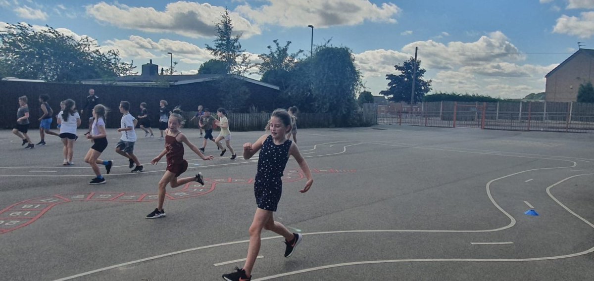 GD_Primary's tweet photo. Sun smart & keeping hydrated at #healthyholidays #FAF2020 @LeedsActiveSchs @healthyschools_ We played a game called Lines, listening carefully and concentrating as Mr Kelly was trying to catch us out! 🥎🏃♀️🏃♂️😎 https://t.co/dxyrHVljFp