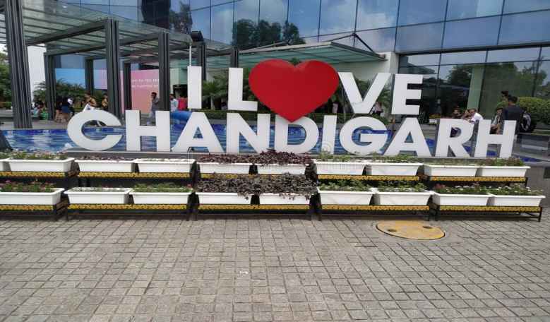 Famous shopping malls in Chandigarh city, Panchkula, Mohali, and other nearby places that I absolutely loved during my trip:

#Chandigarh #Lifestyle #Malls #shopping #entertainment #DLF #ElanteMall # DLFCityCentreMall #PiccadilySquareMall #CityEmporiumMall scoopizle.com/exploring-some…