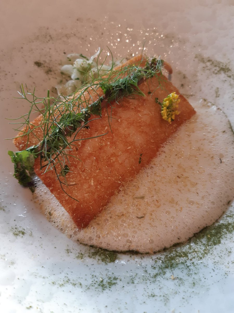 #WimSeverein gaarde deze moot schelvis op brood, bijgestaan door venkel in een verfijnde vissaus. En wat deed hij dat goed!

#TheMillèn #Rotterdam #MichelinStar