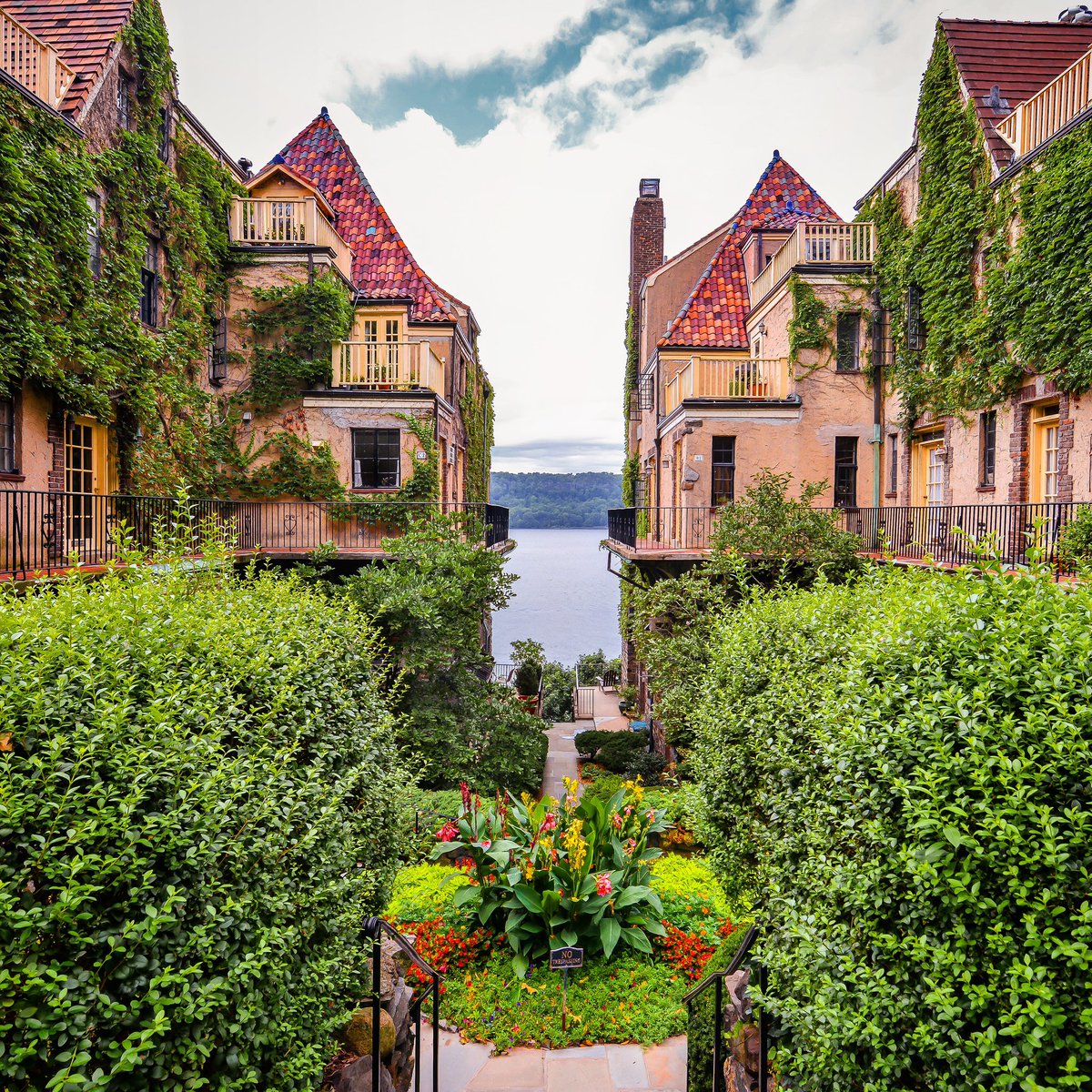 Noel Y. Calingasan • NYC på Twitter: "A charming idyll in the Bronx This is the Villa Charlotte Bronte, a charming residence perched atop a cliffside in the Bronx. https://t.co/k7AHxuQOLf" / Twitter