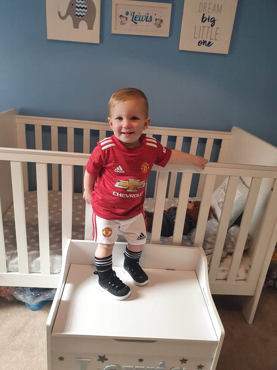 BethhDerbyshire's tweet photo. New United kit for Lewis, cant believe how much he has grown up😭🥰 https://t.co/umlbJmbKFc