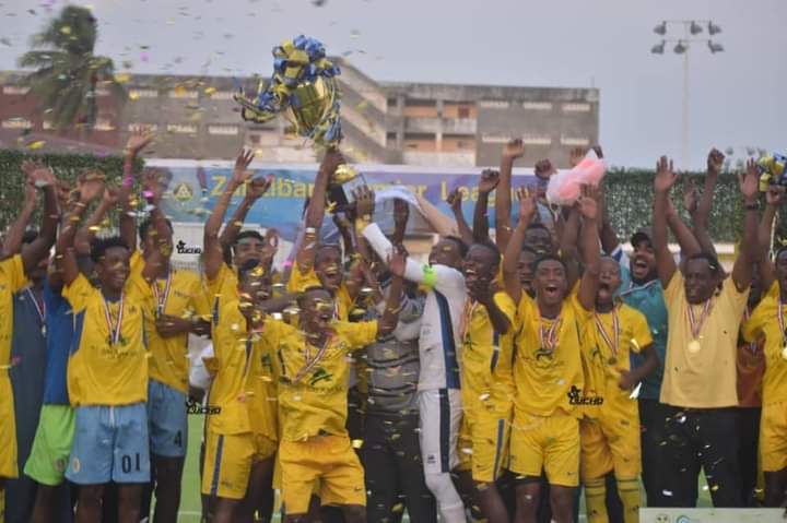 zenjbar24's tweet photo. Timu ya Mlandege Fc Mabingwa wa Ligi Kuu ya Soka ya Zanzibar 2019/20 jana wamekabidhiwa Kombe lao na Hundi ya Shilingi Milioni kumi (10,000, 000/-).
#mlandegefc #yellow #yellowteam #zplwinner #winner #winner2019/20 #zanzibar24updates https://t.co/vM5lEIGReM