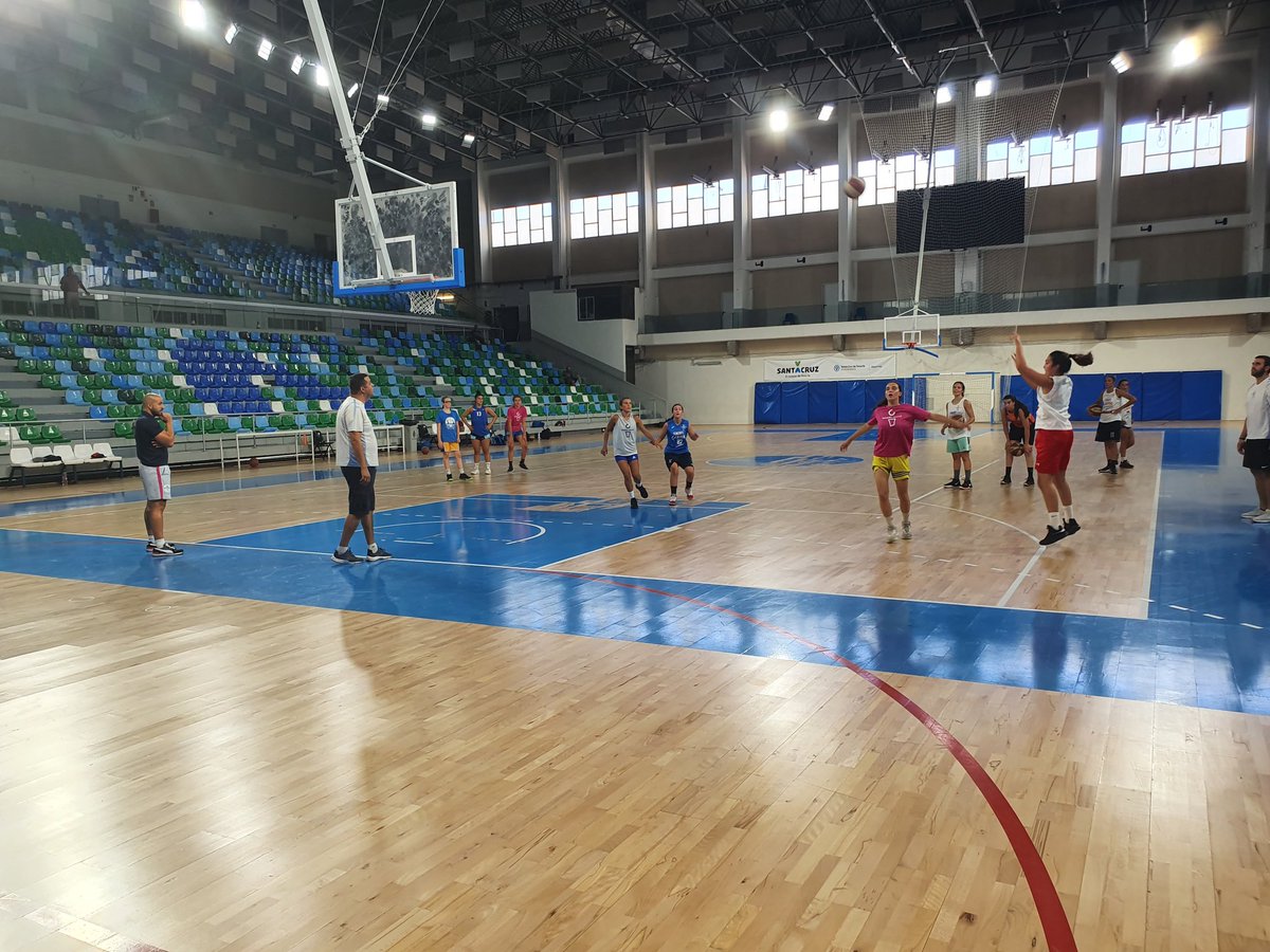 TenerifeCentral's tweet photo. PRETEMPORADA. A la espera del inicio de la pretemporada de manera oficial, las jugadoras grancanarias Aída Santana y Anabel Casimiro, hicieron una toma de contacto con sendos entrenamientos durante el fin de semana en el Pabellon Quico Cabrera con jugadoras de cantera.
#TuAlteza https://t.co/65fH9hzDIc