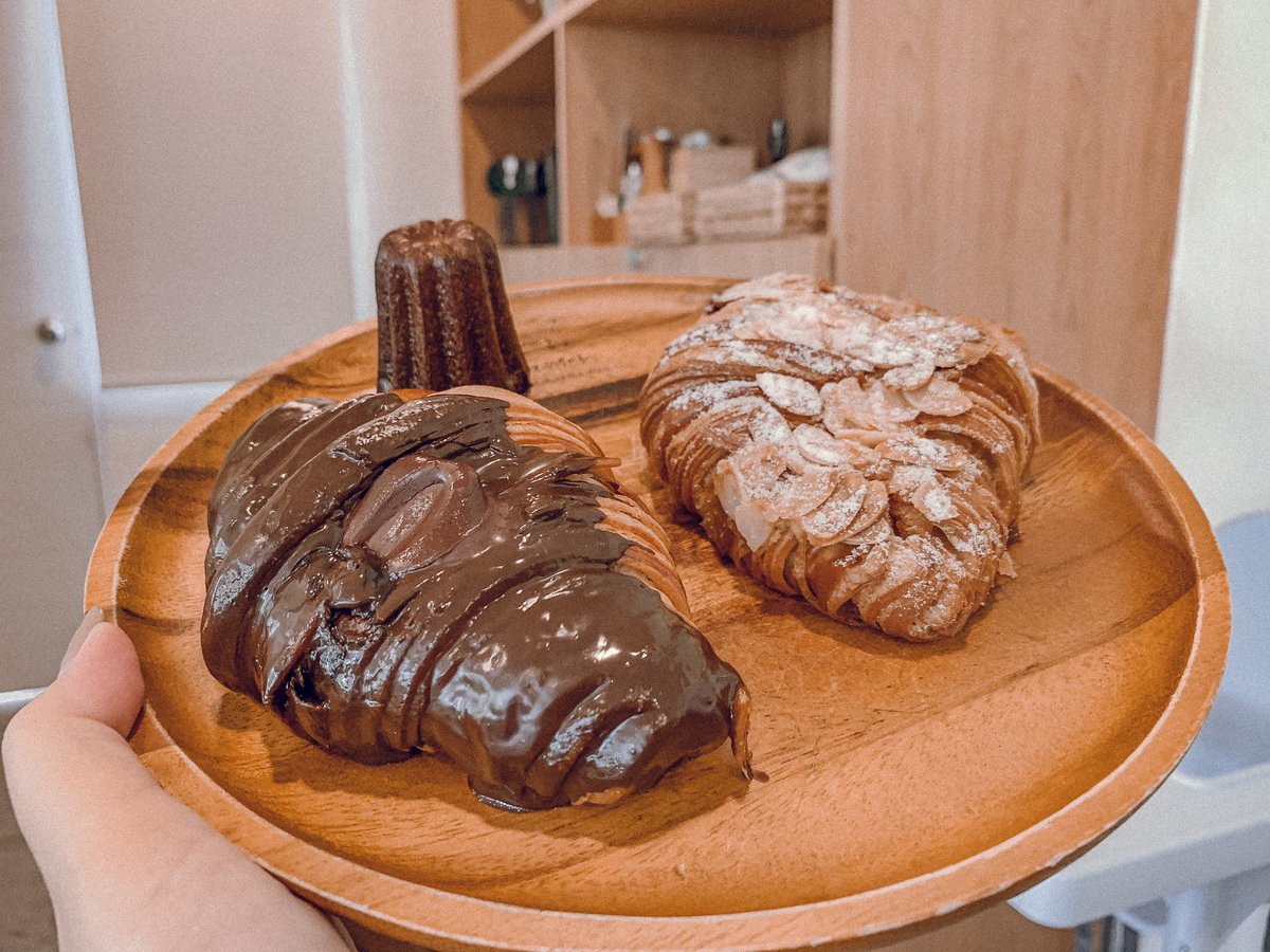 baitongkks's tweet photo. ใครชอบครัวซองต์คือต้องโดน james Boulangerie แถวพรานนก ร้านใหญ่ตกแต่���ดีถ่ายรูปได้ แต่เรื่องครัวซองต์ยืนหนึ่ง อร่อยหอม อวบอ้วนเต็มคำ ตัว Dark และ Plain คือกินแล้วฟินมาก ดาร์คช็อกเน้นๆ เนยสดหอมๆ ราคา 60-250฿ เครื่องดื่มก็ดี อร่อย! คอนเฟิร์มไม่ผิดหวัง
#อร่อย��ปเเดก @aroii https://t.co/5xWq361rQu