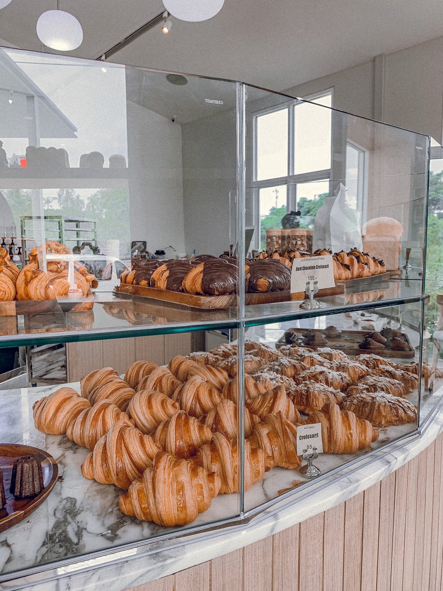 baitongkks's tweet photo. ใครชอบครัวซองต์คือต้องโดน james Boulangerie แถวพรานนก ร้านใหญ่ตกแต่���ดีถ่ายรูปได้ แต่เรื่องครัวซองต์ยืนหนึ่ง อร่อยหอม อวบอ้วนเต็มคำ ตัว Dark และ Plain คือกินแล้วฟินมาก ดาร์คช็อกเน้นๆ เนยสดหอมๆ ราคา 60-250฿ เครื่องดื่มก็ดี อร่อย! คอนเฟิร์มไม่ผิดหวัง
#อร่อย��ปเเดก @aroii https://t.co/5xWq361rQu