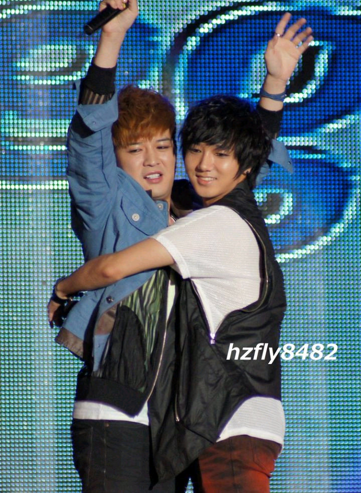 YeSmile84's tweet photo. Yesung smiles during Mr.simple era ☁️🖤
Feat. Shindong https://t.co/5KU9yD5iFs