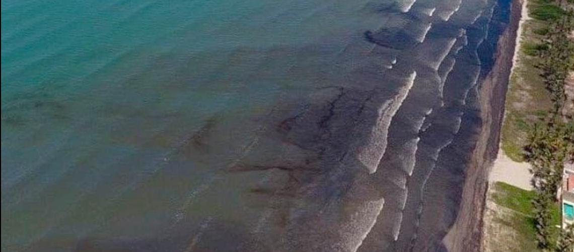escrituratwo's tweet photo. El grave derrame petrolero en las costas venezolanas que atacó el ecosistema, se debe a la refinería "El Palito" esto por una fuga masiva de la laguna de oxidación donde son vertidos los desechos de hidrocarburo, esto es producto de la falta de mantenimiento en la refinería. https://t.co/rCtvluzYU5
