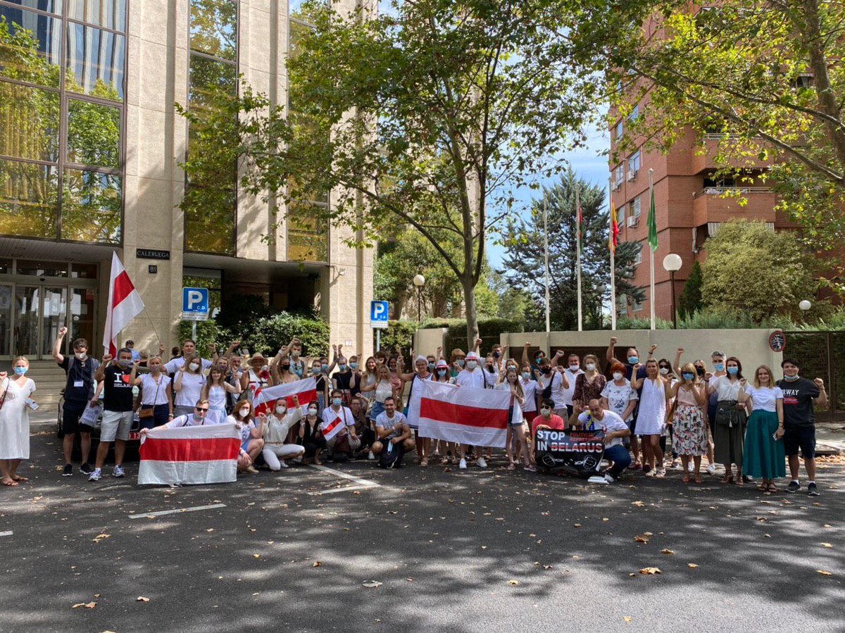 La oposición de Bielorrusia usa la bandera blanquirroja del Ducado de Lituania y la usada por los blancos en 1918. Fue la bandera en Bielorrusia..... durante la ocupación nazi