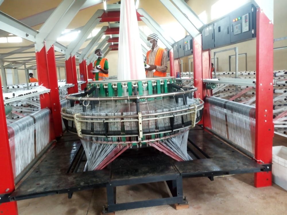BurundiNet1's tweet photo. #BurundiCreation #BurundiDev Devant l'objectif "Elimination des sachets plastiques au #Burundi", une usine #Tawakal_Company pr sacs et d'emballages biodégradables créée à @MuyingaProvince avec une capacité de production de 10 000 pièces par jour. https://t.co/6XIVIbh7pm