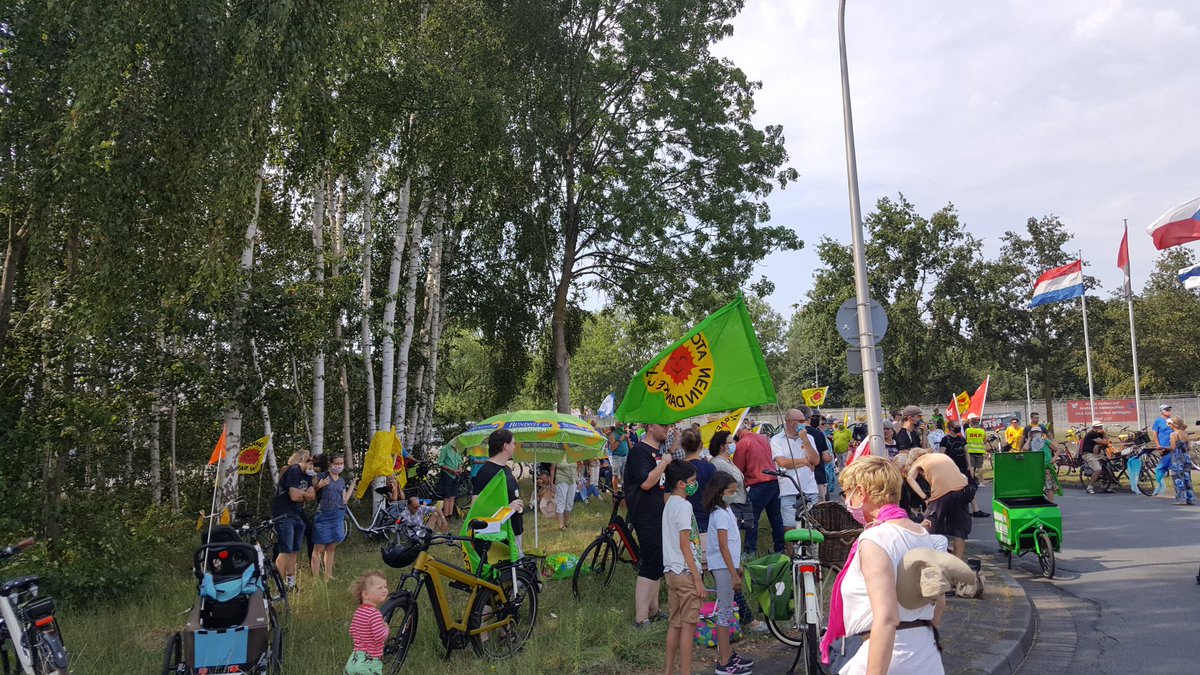 CarolaWesbuer's tweet photo. Heute bei der Demo zum Gedenken an #Hieroshima und #Nagasaki und gegen die #Urananreicherung bei der #uaa #urenco #gronau #münsterland @gruenenrw @GOchtrup https://t.co/2iTAn68z9N