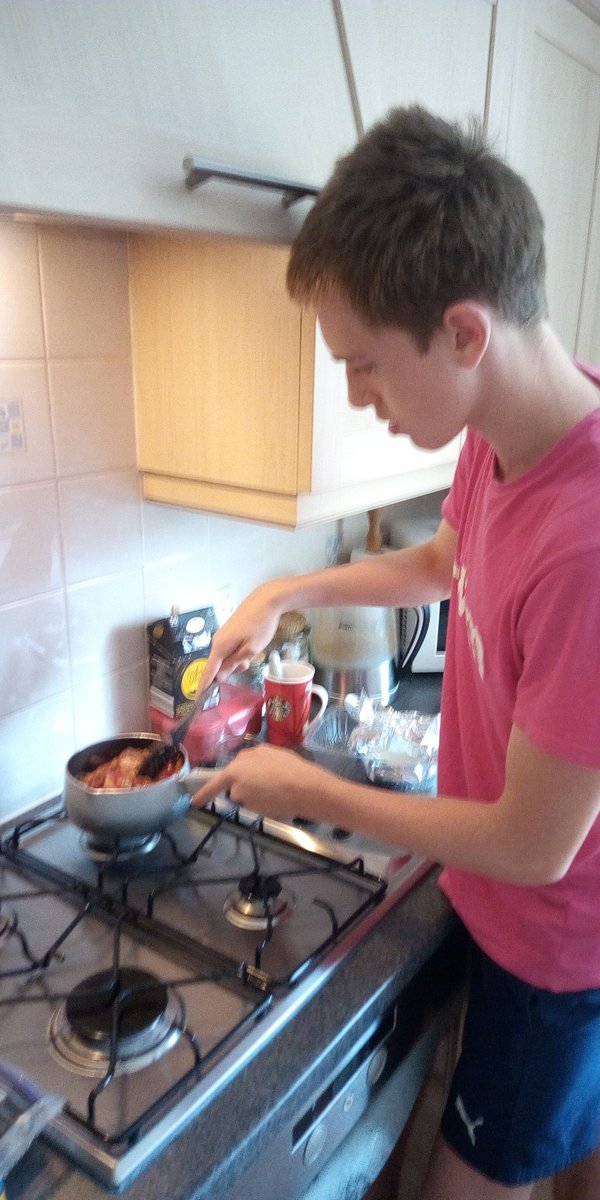 OJonesswim's tweet photo. Day off from swimming , so it was time to get in the kitchen!
I made a Chicken and Meatball pasta with red onion and mixed peppers. It was very delicious and nutritious!
#Cooking
#DeliciousAndNutritious https://t.co/LNq3oEZkUD