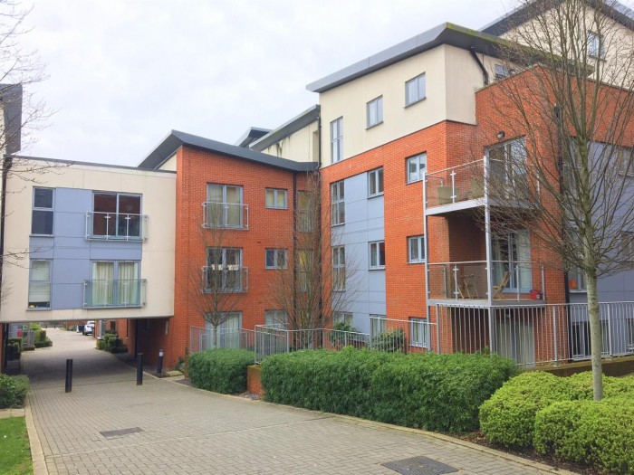 DanielsStAlbans's tweet photo. Communal entrance and stairway
Private inner hallway
Open plan living room with kitchen
Juliet balcony door to living room
Modern fitted kitchen with appliances

To Let: £995 PCM | Charrington Place, St Albans, Hertfordshire

View property details - https://t.co/2Q9Ato07ps https://t.co/oUARi2lGpF