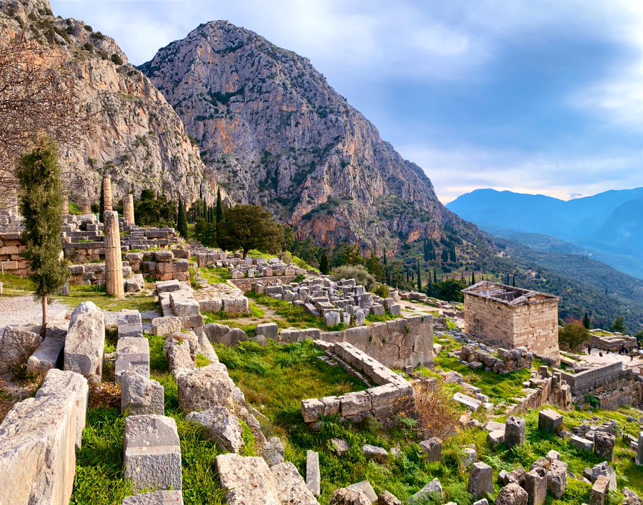 [ARCHAEOLOGY THREAD] Apollo’s sanctuary at Delphi is the stuff of legendsFor over a thousand years, the famous oracle foretold the futures and fortunes of the city-states and heroes of ancient GreeceThis thread explores whether she was stoned on geological vapors/1