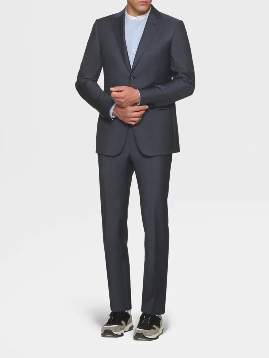 Néanmoins ne vous méprenez pas, aujourd'hui, même s'il s'agit d'un revers définissant l'entrée de gamme. Certaines maisons proposent des costumes possédant ce type de revers, la demande est présente et cela reste un revers pouvant se porter élégamment.Zegna - 1255 euros.