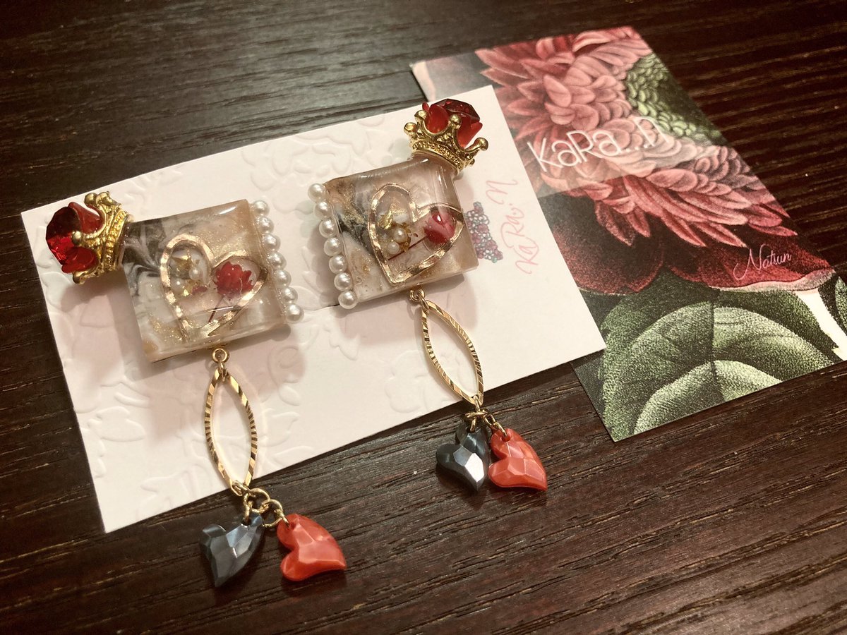 黒狼 なつんさんのアクセサリーとイラストでコラボさせて頂きました リドルのイメージのイヤリングで王冠に薔薇のようなストーンやお花などとてもお洒落で素敵です コラボできてとても嬉しかったです 2枚目は実物イヤリング着用リドル