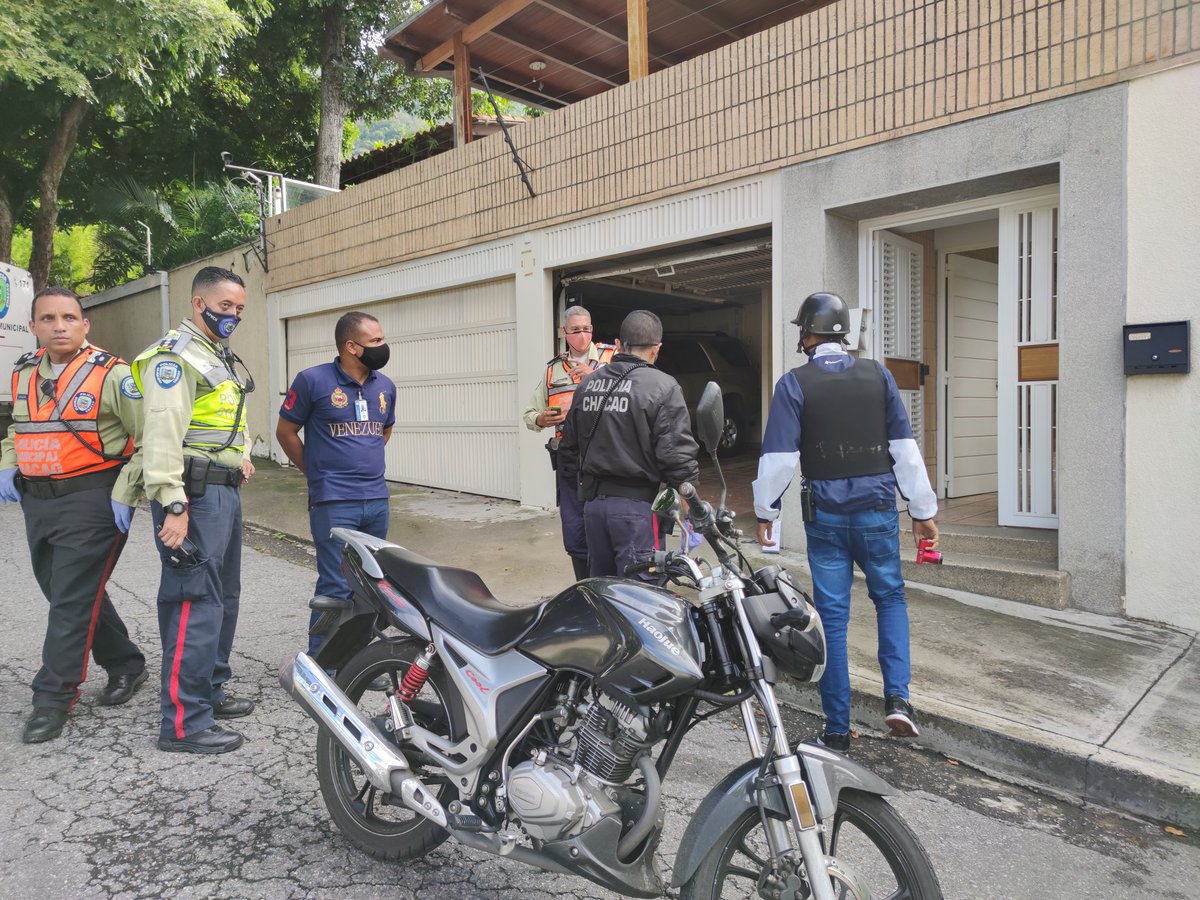 policiachacao's tweet photo. Hace minutos funcionarios de patrullaje vehicular frustraron un robo en una quinta ubicada en la calle Mérida de la urbanización La Castellana. En un intercambio de disparos el antisocial resultó herido siendo trasladado a Salud Chacao donde murió posterior a su ingreso. https://t.co/jdAQaf9YPM