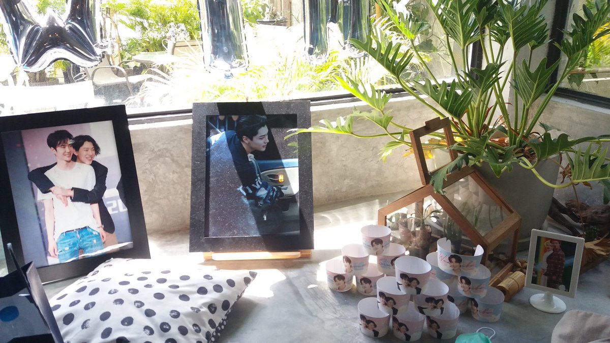 ja_oh6434's tweet photo. จัดงานน่ารัก ร้านสวยมากค่ะ ชอบ มีทั้งด้านในและด้านนอก #0805LeotwinBDAY https://t.co/IoFVxfIC4e