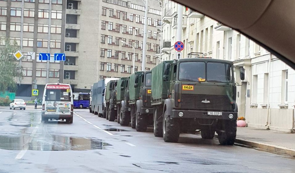 Numerous military vehicles arrive to Minsk downtown. Police riot vans and water cannons now gather in the government quarter along Indepdendence Avenue – incuding the buildings of the presidential administration, the government, and the parliament.