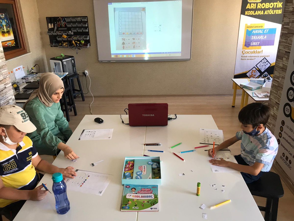 arirobotic's tweet photo. Hikayeli kodlama etkinliklerimizle derslerimiz devam ediyor 😊 Eğlenirken öğrenmeye devam ediyoruz 😊 #bilgisayarsızkodlamaetkinlikleri #kodlambaç #matatalabcoding #minddesignerrobot #legoeducation #üretençocuklaratölyesi #robotumukodluyorum #arduino #stemforkids #stemeducation https://t.co/SHVdDZYXY2