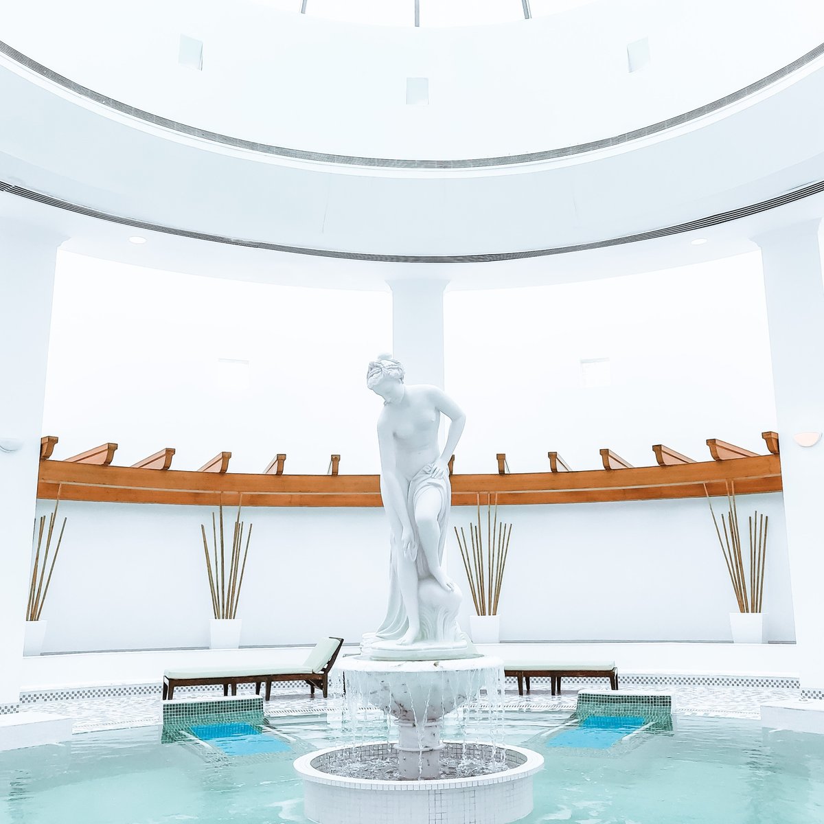 cosmicmoves's tweet photo. Did you know that a planet rules every day? Friday is ruled by Venus, the planet of love, beauty, pleasure, and relationships. It doesn't get more Venus than this thalasso pool at the @ritzcarltonbahrain. 
If you want to #treatyoself don't forget my cosmic consults are on sale 🤩 https://t.co/Hb5nLoXSJD