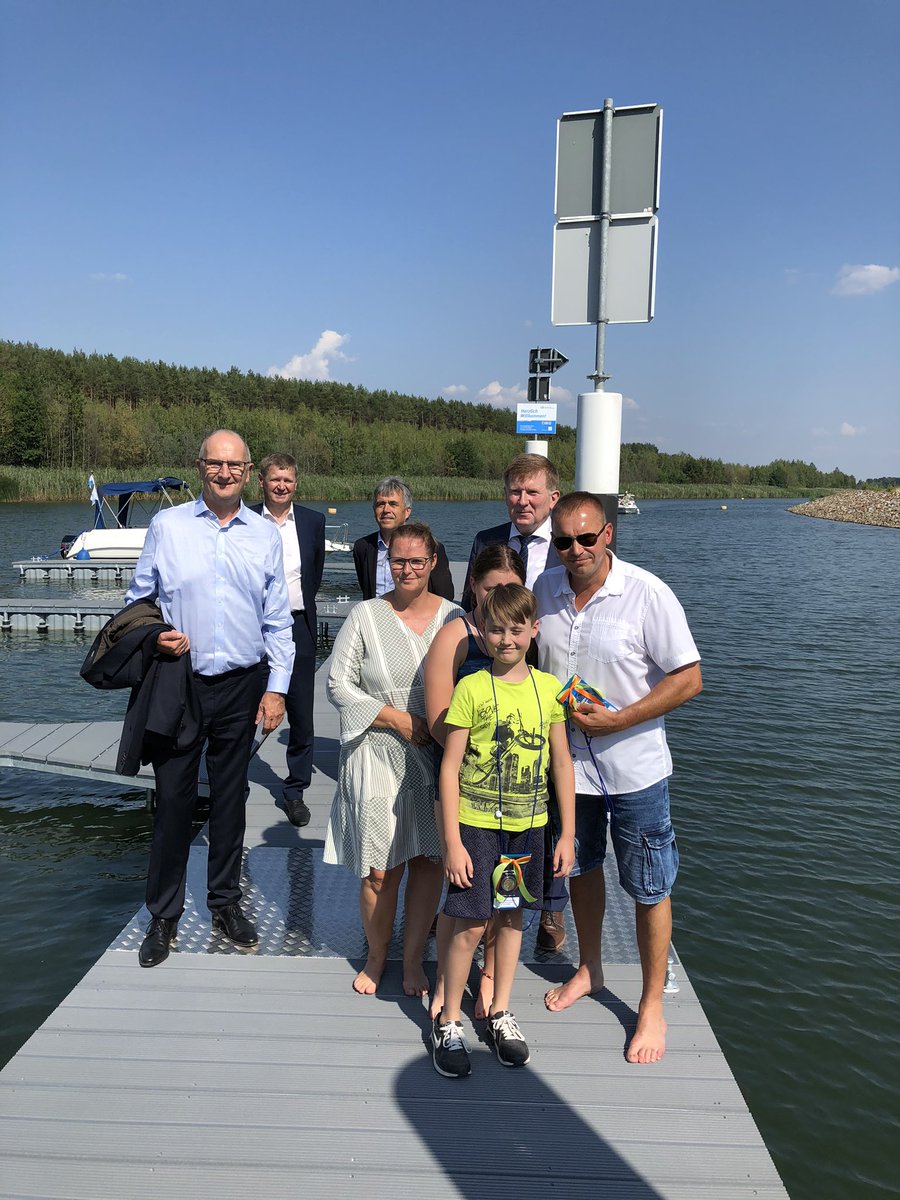 MP Woidke begrüßt mit Staatssekretär Pfeil und den Landräten Harig und Heinze Familie Dahl mit ihrem Boot als 50.000 Querer des Koschener Kanals! #seenland #lmbv #lausitz Der Tourismus im Seenland brummt!