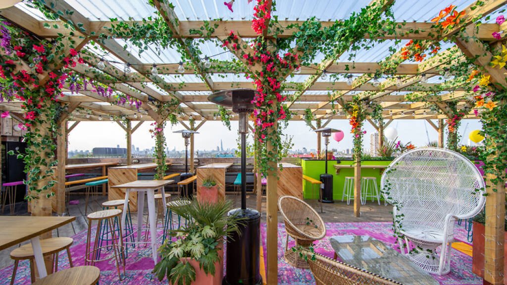 Insp_Pvt_Dining's tweet photo. Phew! What a scorcher! 🔥 As #London heats up for the hottest weekend of the year - we're busy deciding which #rooftopbar we're hitting up first! https://t.co/viZntCxCDU
Tap the link to be taken over to our Insta - we've listed our faves that are open this weekend!😎 #heatwave https://t.co/yZE6D9oIjW