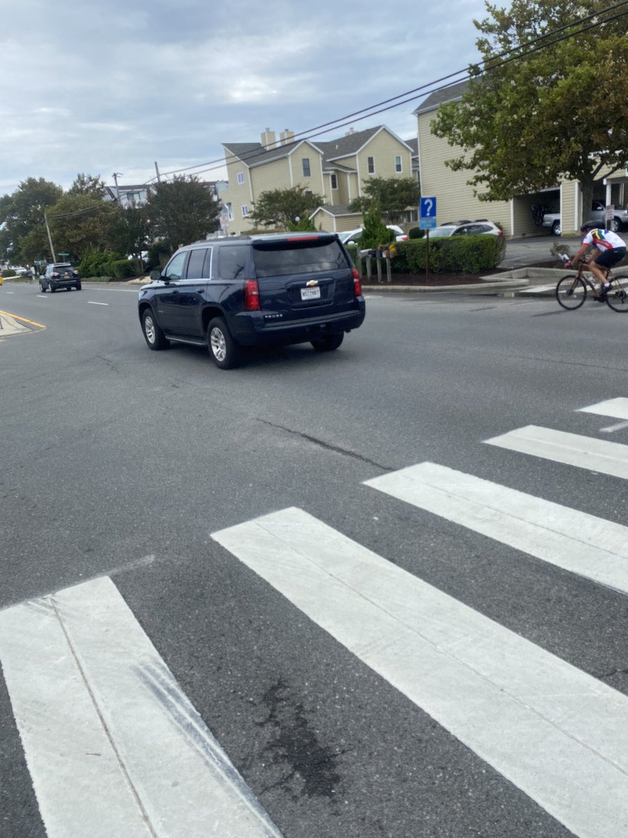 phans777's tweet photo. @IslandFenwick here are some cars that didn’t yield to pedestrians when the yellow light was flashing..GET EM!!! https://t.co/byt3LwxO1n