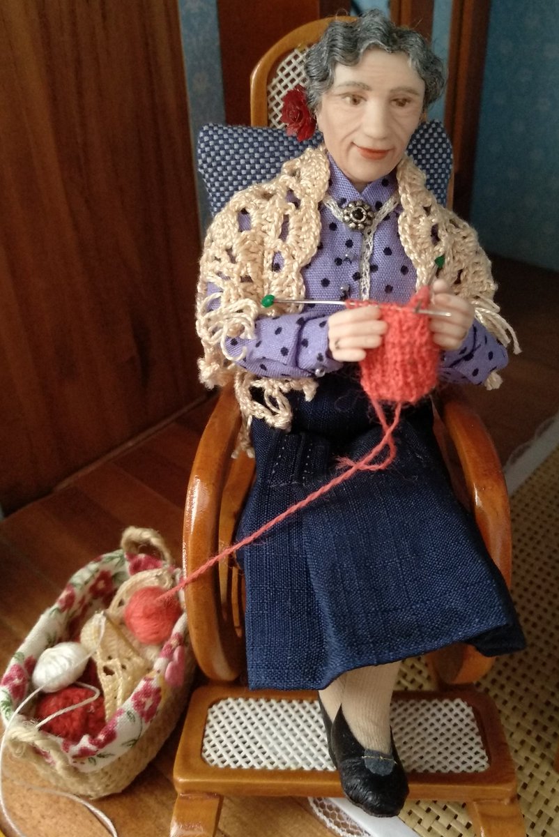 Esta es Conchita. Vive en mi casita andaluza con su hija y su yerno.
Es mayor y muy coqueta. Le gusta cocinar y hacer punto sentada en su mecedora.