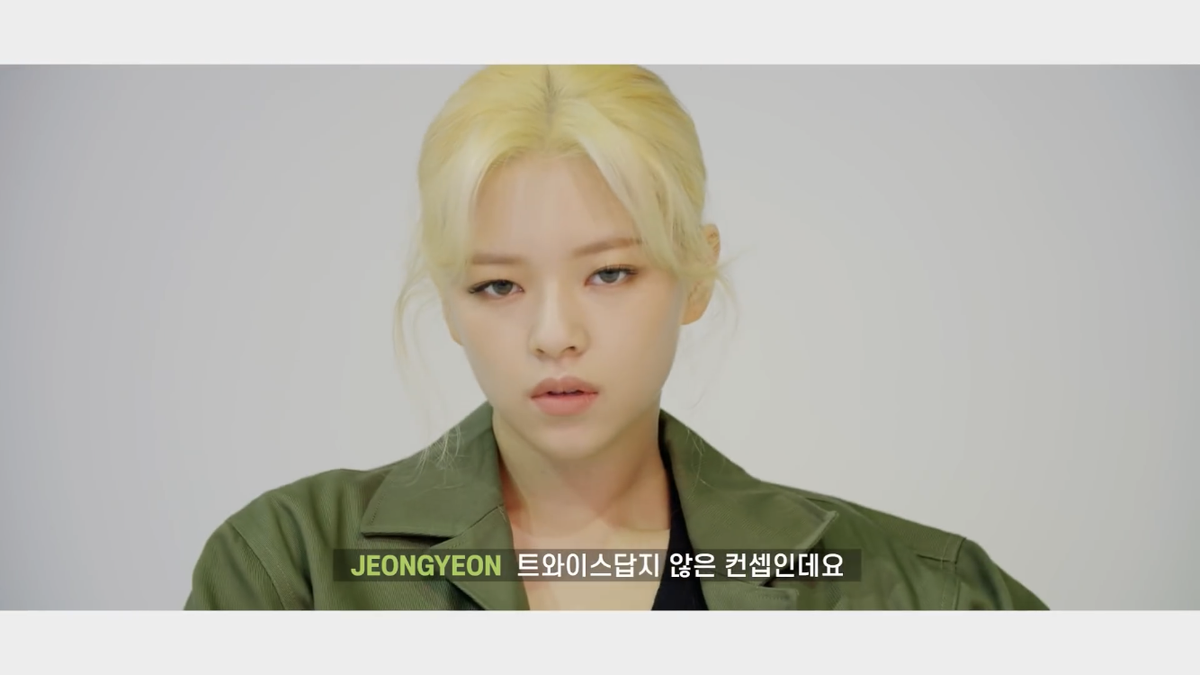11:01two sides of Jeongyeon                           [D-85]