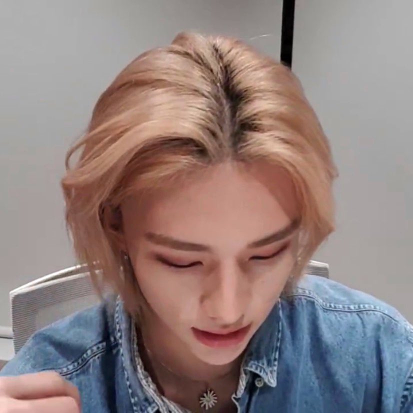 tssukiiko's tweet photo. ━☆ﾟ.*･｡ﾟ он словно сделан из мёда и стекла 🍯☁️ https://t.co/XQJGdK7N33