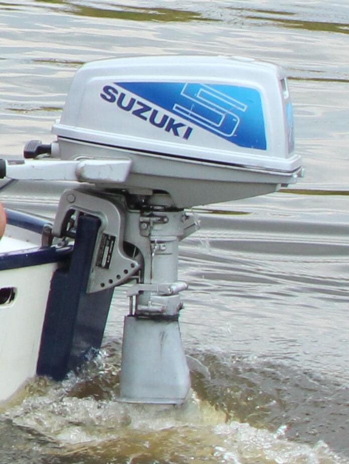 Vannacht is deze buitenboord motor gestolen. Bootje speciaal voor de kinderen in de buurt gemaakt. Zodat ze tijdens de Corona iets leuks hebben te doen. Mocht iemand deze ergens tegenkomen laat het even weten.
